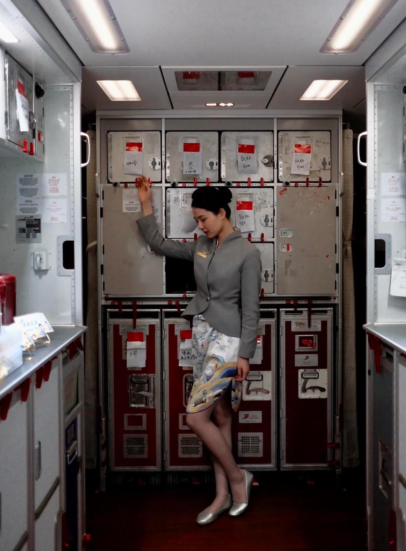 空姐在飞机上整理仪容。