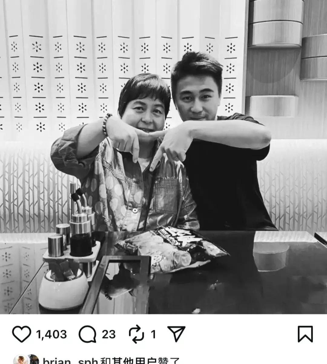 何超蕸走了，二房的大姐。何猷君把合照调成黑白，一句家姐安息吧，看得我鼻子一酸