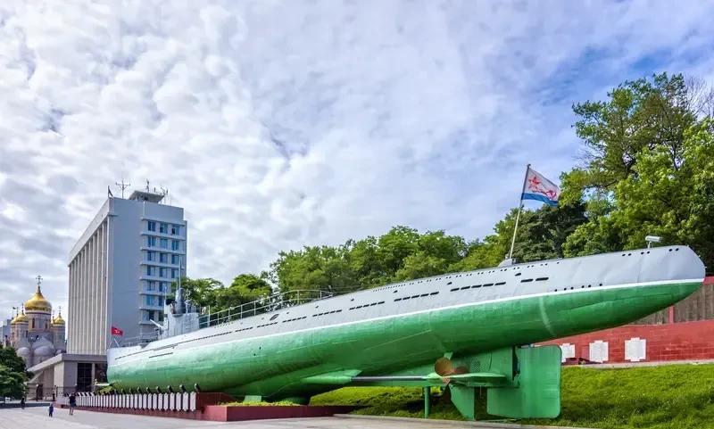 是地震毁了远东核潜艇基地，还是核潜艇基地出事引发地震？孰因孰果不重要了，肯定的