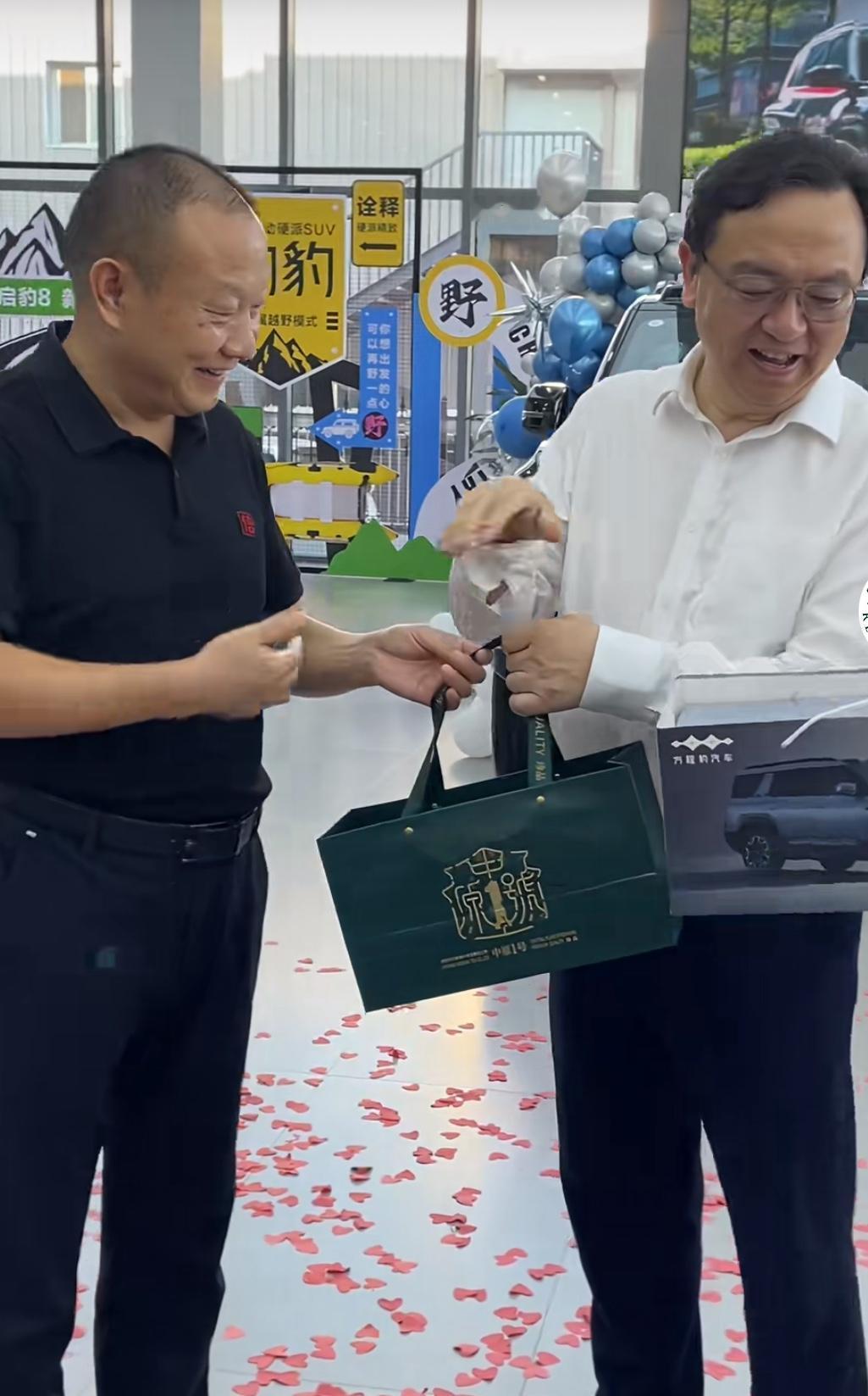 8月21日，比亚迪董事长王传福视察信阳比亚迪方程豹展厅。期间与文新茶叶创始人