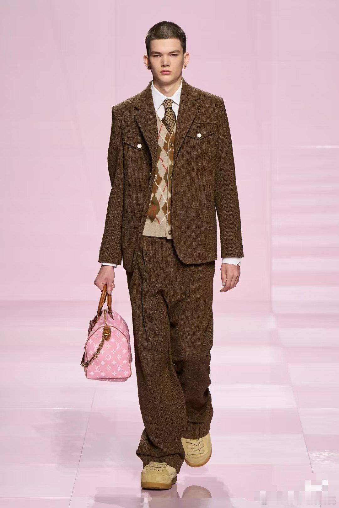 LouisVuitton2025秋季男装男装周本季樱花季的樱花粉中脉动的滑雪