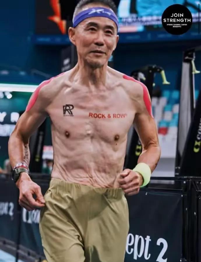 75岁皮包骨还能推80公斤铁架？他在体能赛跑赢年轻人，直接拿到世锦赛资格！