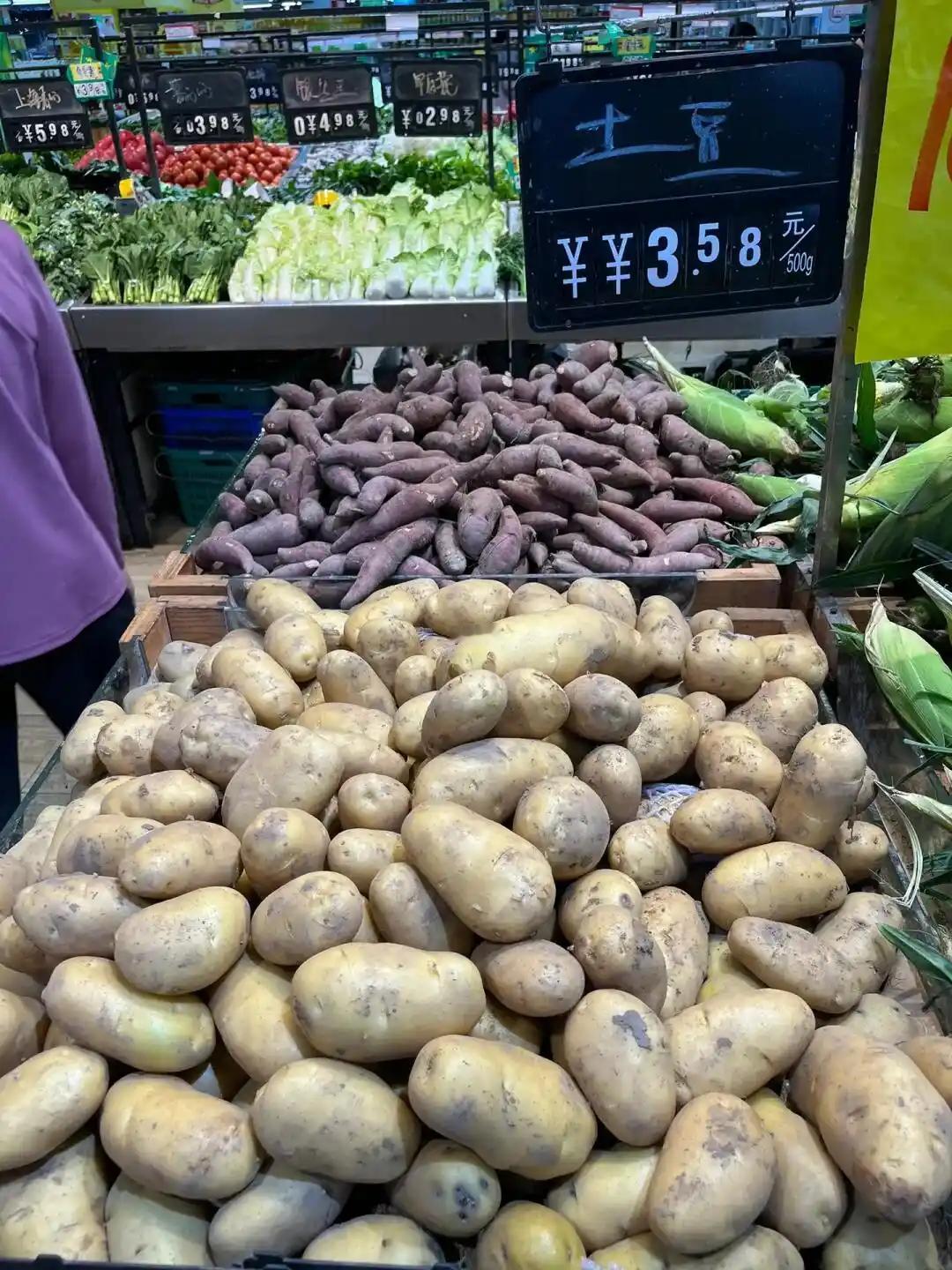 今天看了一段视频，真的被惊到：一个美国农场主吐槽，100磅土豆卖给收购商才60美