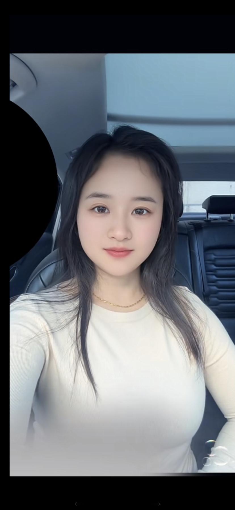 车内自拍，温柔微笑，元气满满的一天！😊