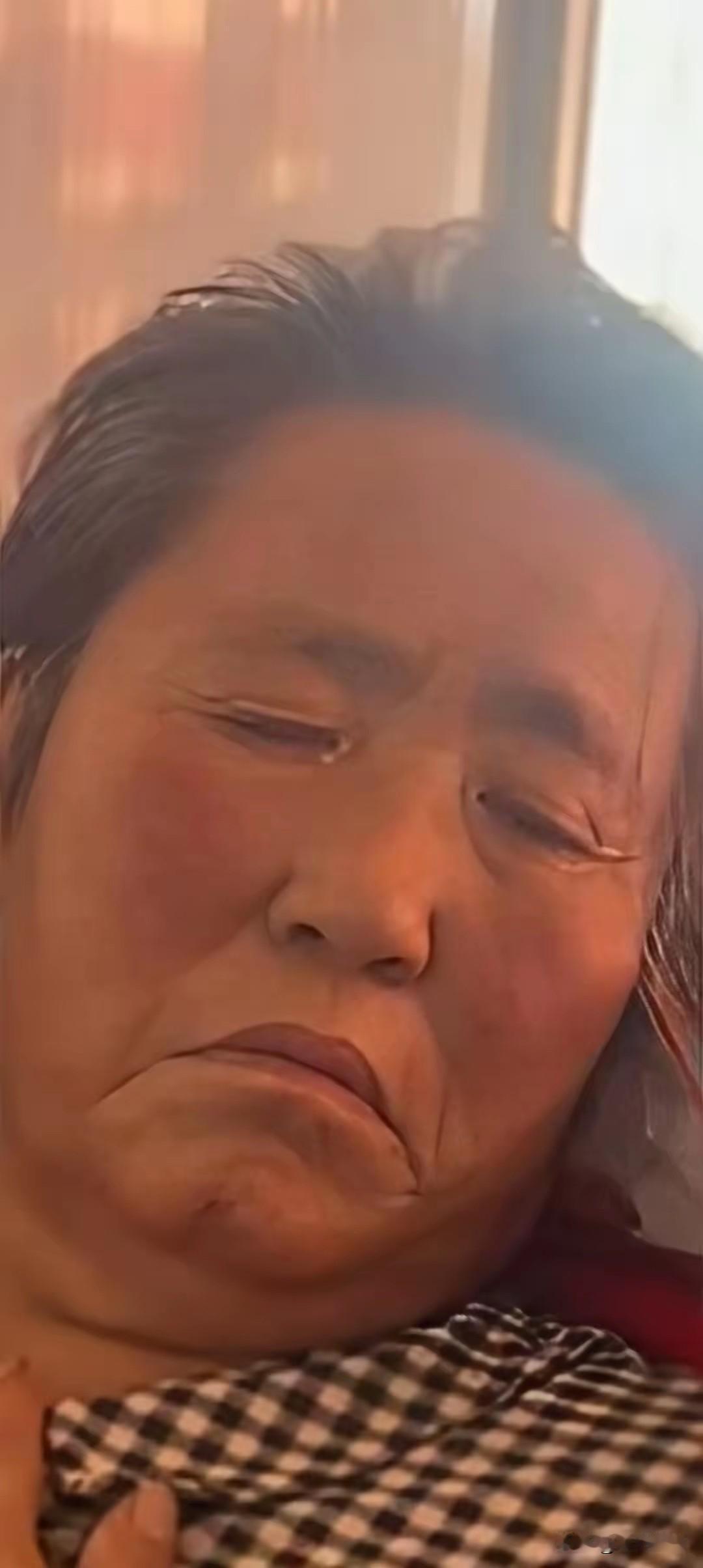 泪涌！太快了，母亲刚吃完饭，说身上不舒服，想上床躺一会，刚上床不大会，躺那就睡，