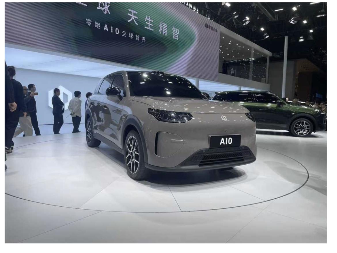 零跑的展台爆满今天广州车展零跑的展台好多人啊，路过零跑的站台发现很多人在看A1