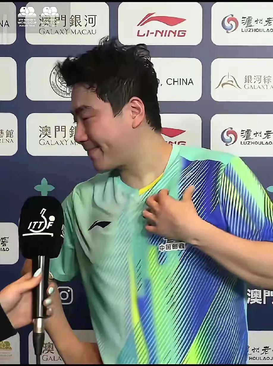 梁靖崑别哭，敢继续站到赛场上没有选择离开，这一点是值得尊重的看到梁靖崑赛后采