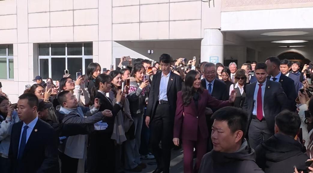 西班牙王后访北京外国语大学，随行女保镖紧跟王后陛下左右成焦点！11月13日，莱蒂