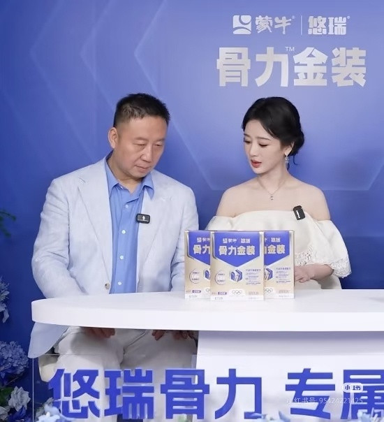 杨紫把腿合上杨紫和爸爸合体也太可爱了吧，爸爸坐下后腿是打开的，杨紫看见后小声