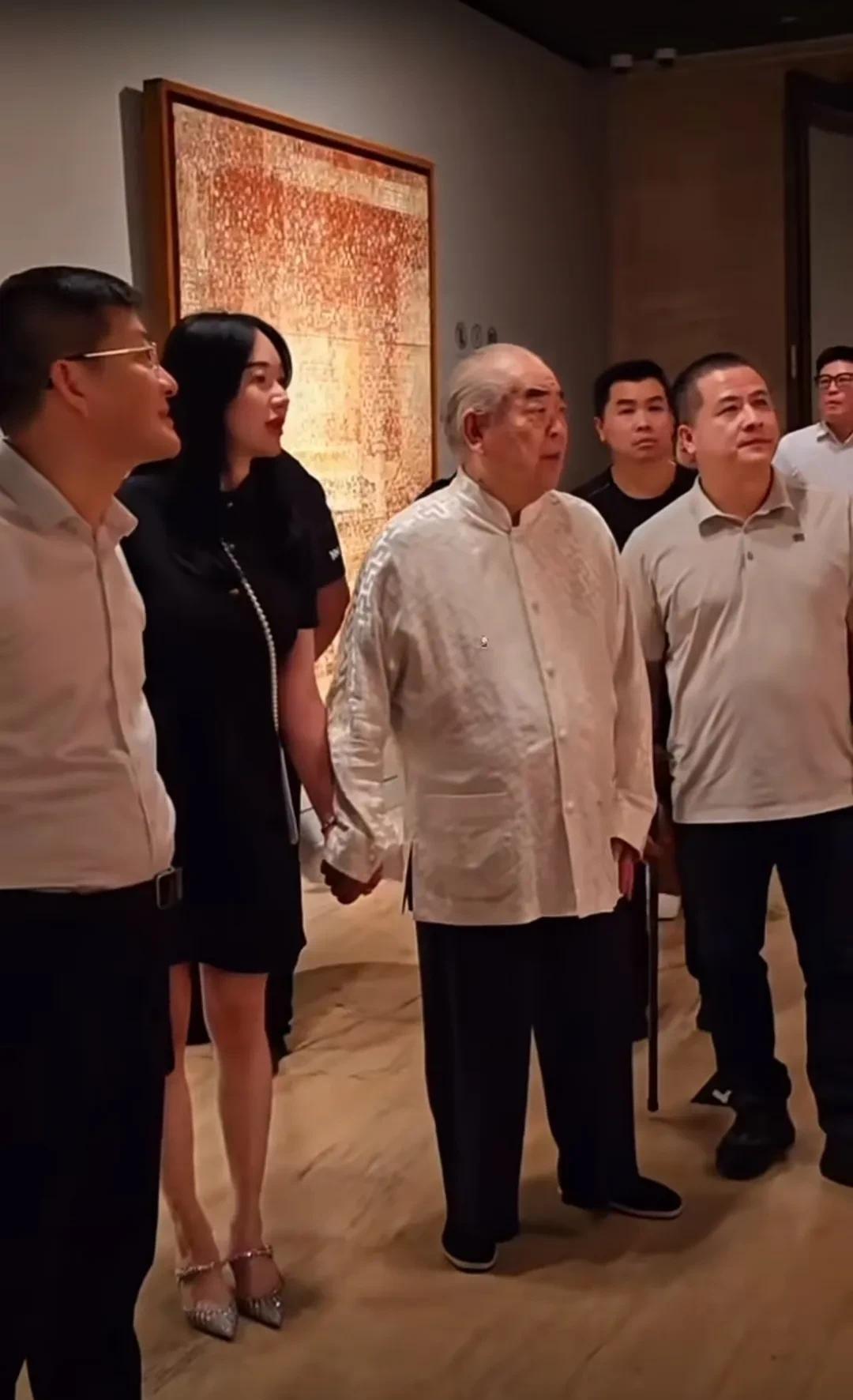 知名画家范曾带着小娇妻徐萌看画展，两人十指紧扣，看起来感情不错。范曾已经88岁