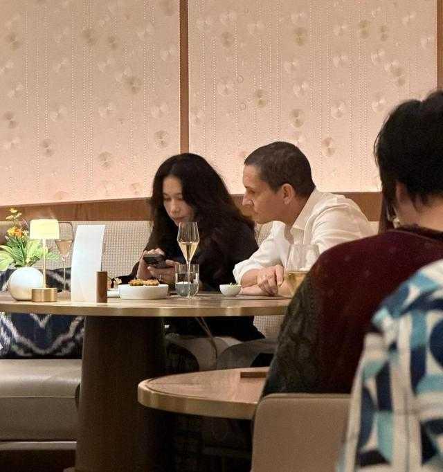  56岁莫文蔚素颜出镜，与德国老公共进米其林晚餐56岁莫文蔚素颜现身香港，陪德