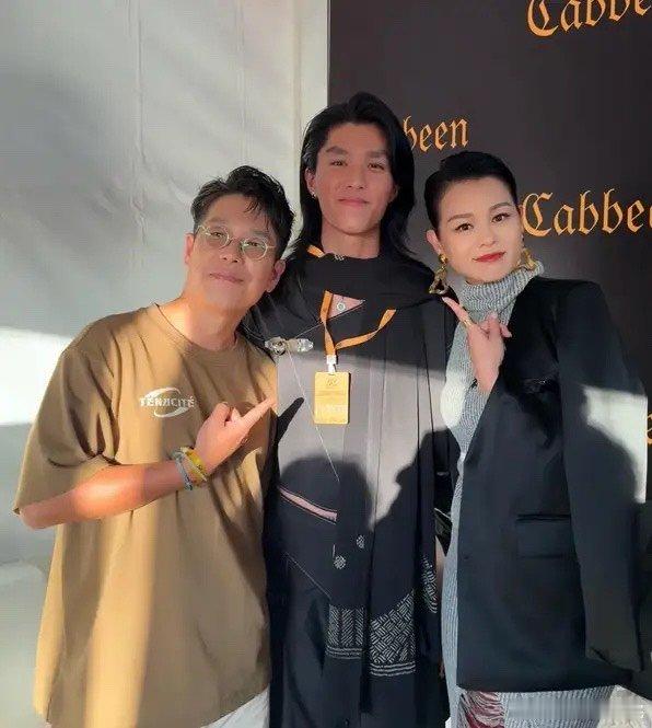 林晓峰21岁儿子的近照，父子俩还蛮像的​​​