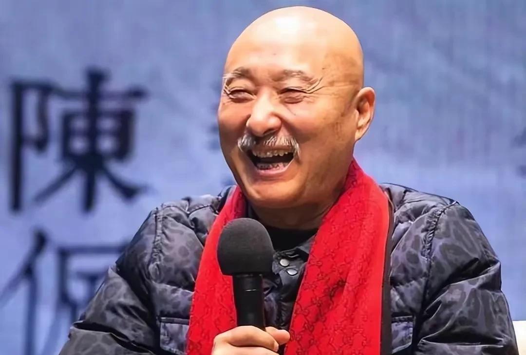 主持人问陈佩斯:“你爱人为什么从来没有露脸，出现在大家的面前？”陈佩斯摆摆手:“