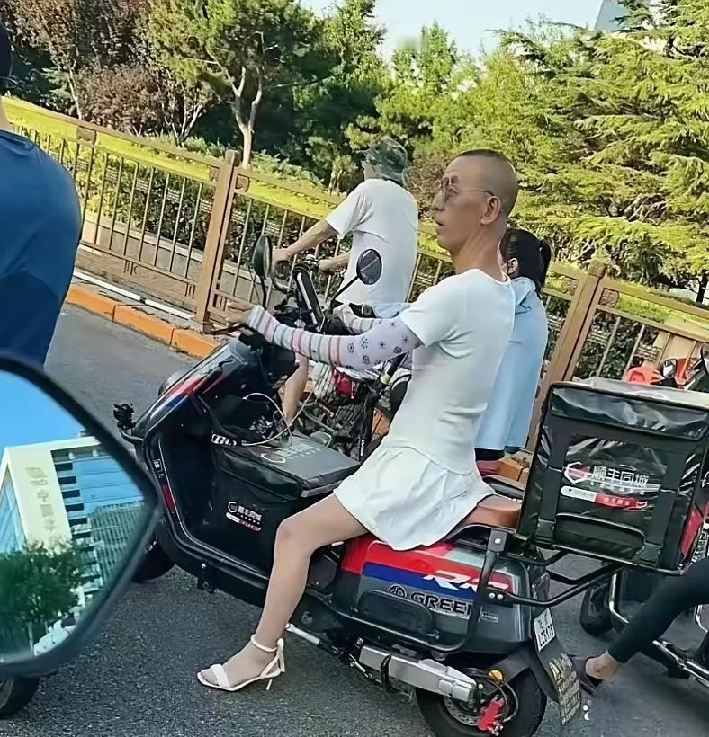 大妈的衣服很吸汗，大爷的脾气很吸睛——这波搭配赢麻了，大爷把穿衣自由拿捏得死死的