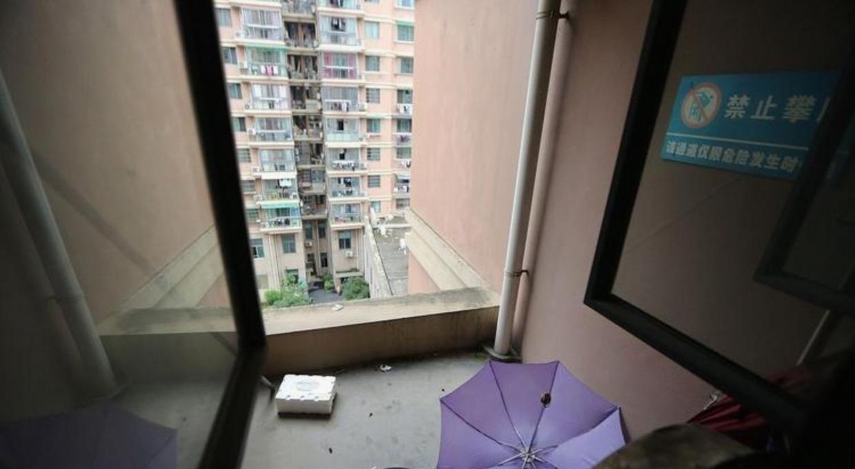 对门邻居把房子卖了120多万后就搬走了，前天晚上我正在做饭，有人敲门，以为老公下