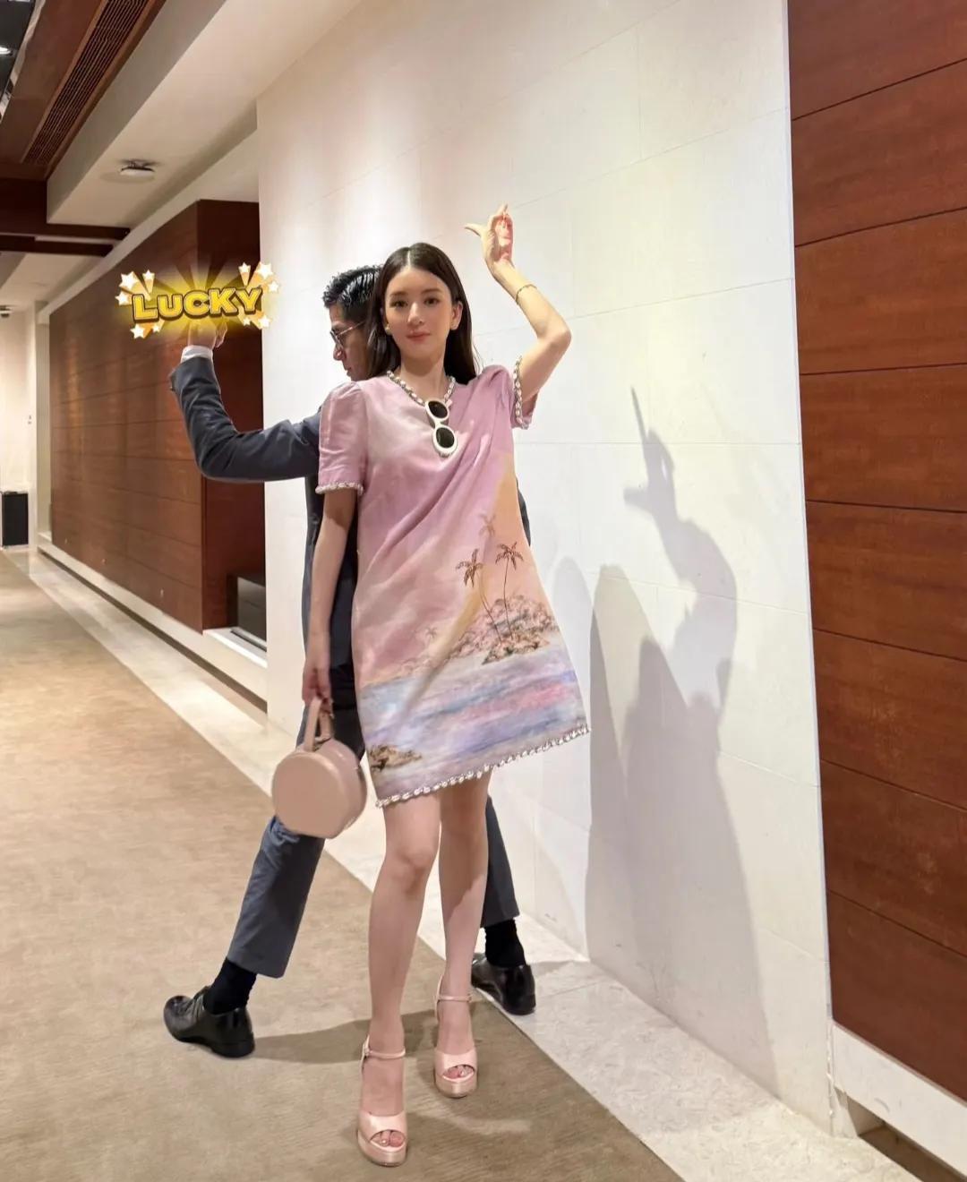 郭富城的老婆方媛开心的跟网友分享她的日常穿搭，但网友却并不买账!因为她身上背