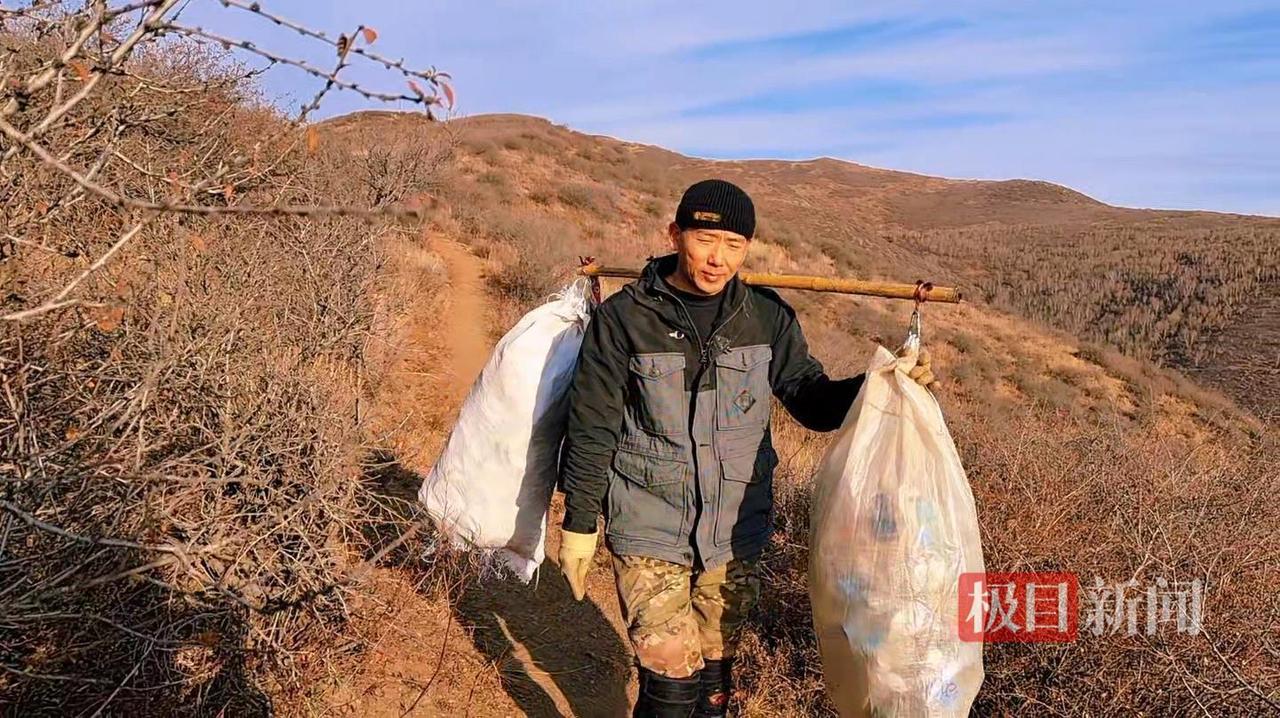 内蒙古一名银行职员每到节假日就会进山捡垃圾,10年的时间进山371次,至今已捡了
