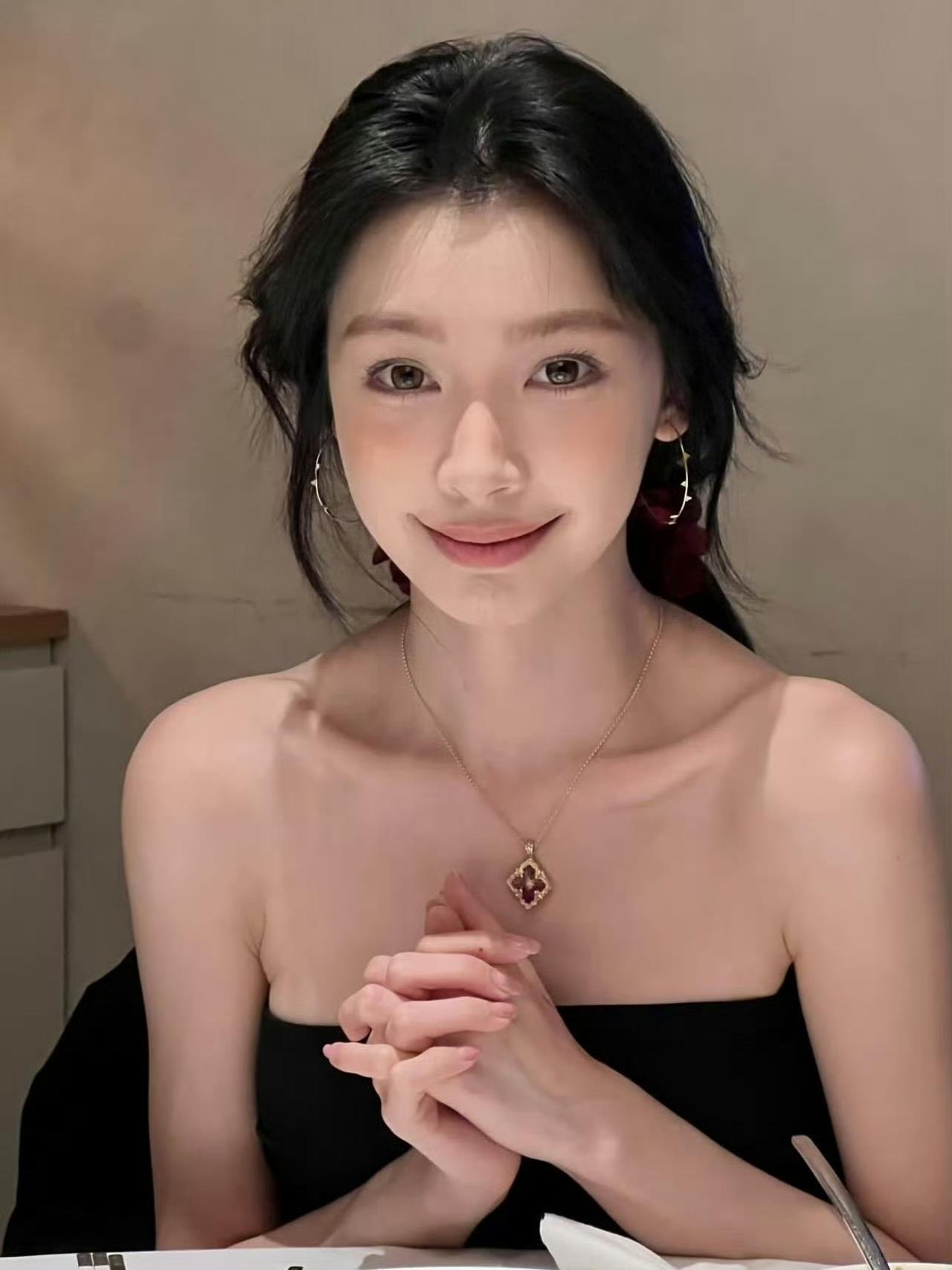 易梦玲被嘲喜欢师生恋，复读艺考期间，和大14岁的表演老师谈起了恋爱与胡彦斌也