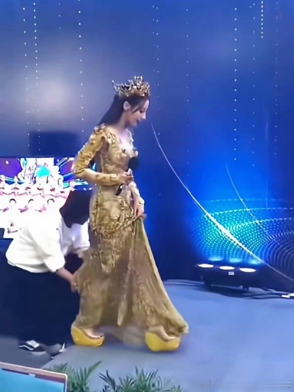 我才知道热巴金鹰女神那天穿的鞋子长这样…好雷霆啊哈哈哈