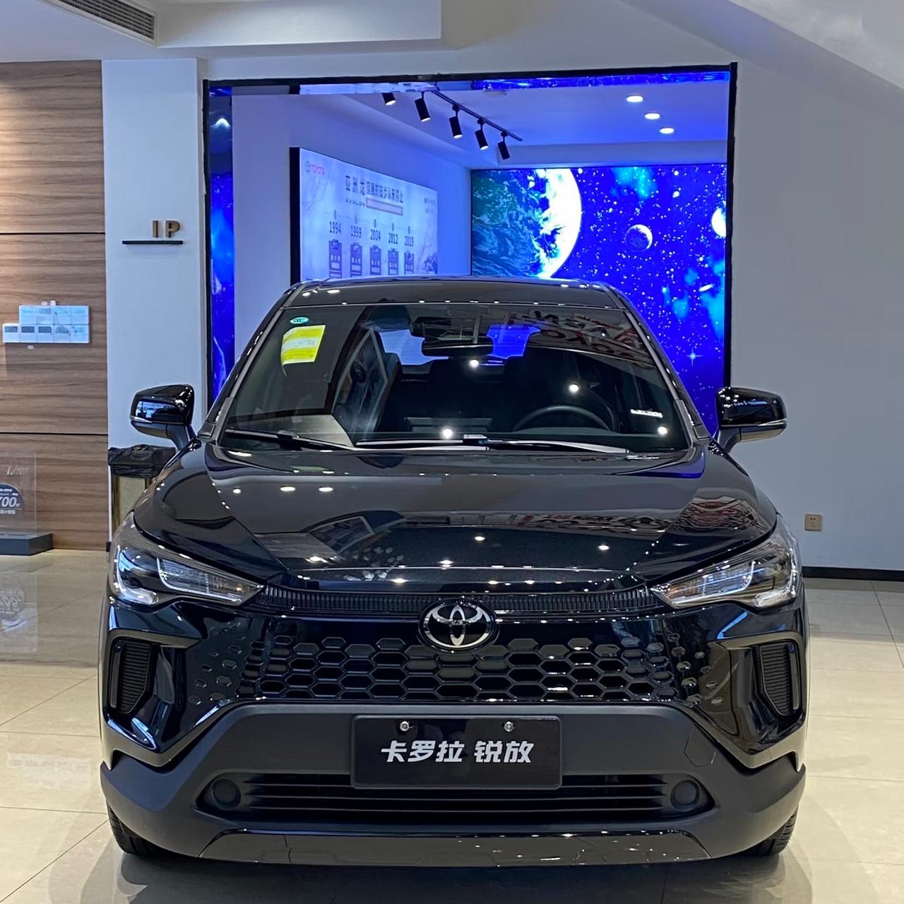 卡罗拉锐放定位入门SUV，到店坐进去，整体就是轿车升高底盘的既视感。开起来坐起来