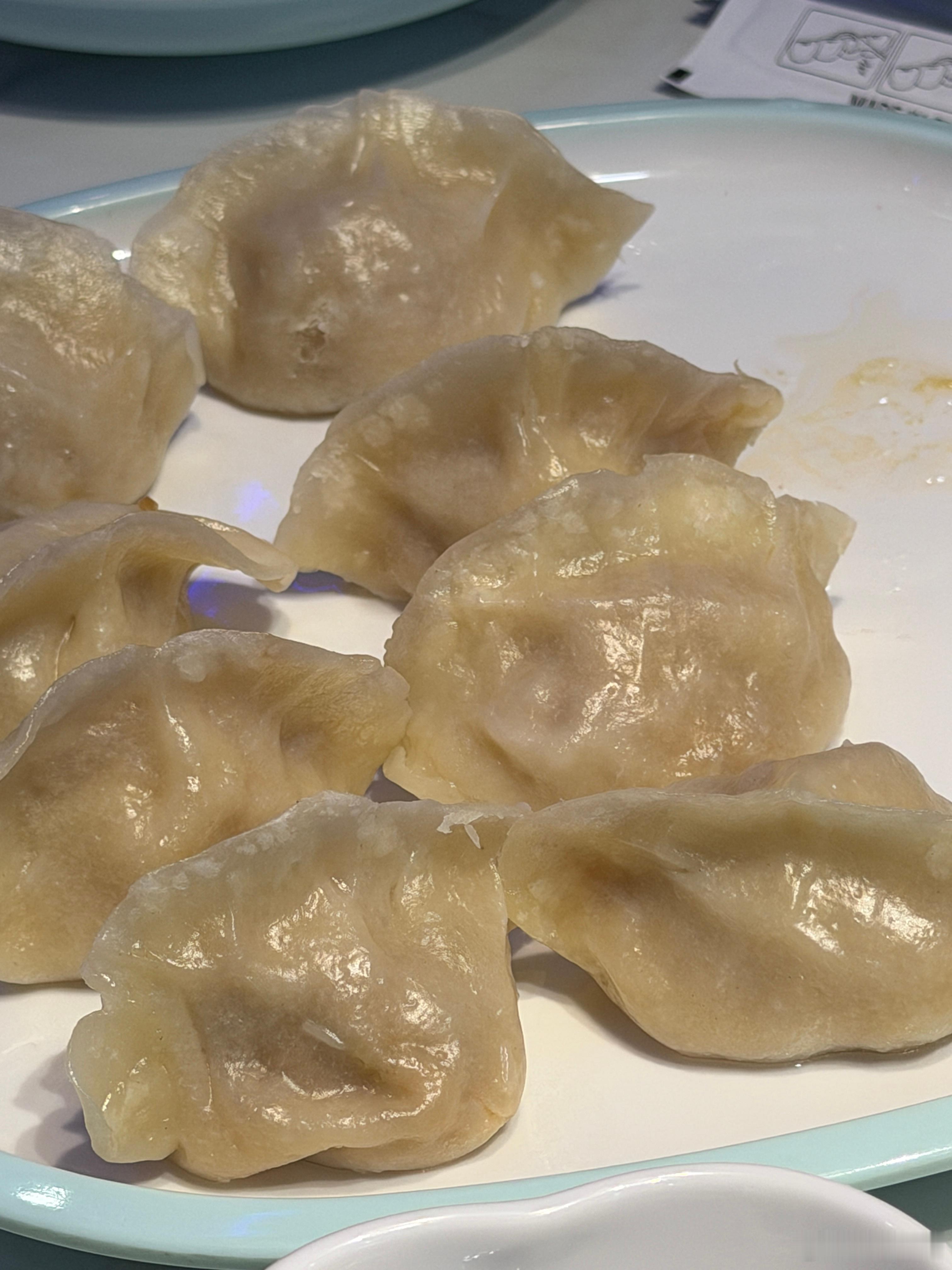 忘了这个！！！还是熏鹅这家这个酸菜蒸饺真绝你们那儿过年都吃啥馅饺子？我们过年一般