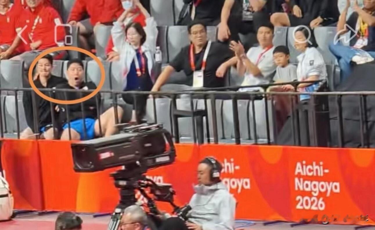 笑不活了！张本智和爆冷输给阿拉米扬时，后面林栋勋的表情真的很抢镜，只见他张大了嘴，整个瘫坐在了椅子上