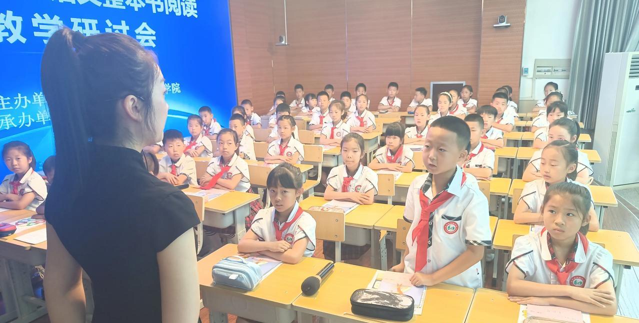 小学把40分钟的课改成35分钟，这是允许的吗？有一次，我去某校听课，学校领导告