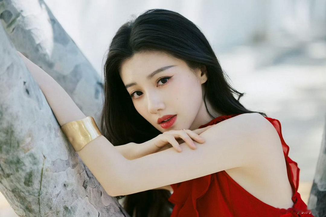 任嘉伦对王鹤润的脸下手了 剧组互动太有爱了😍不得不说王鹤润颜值太能抗，不管什么