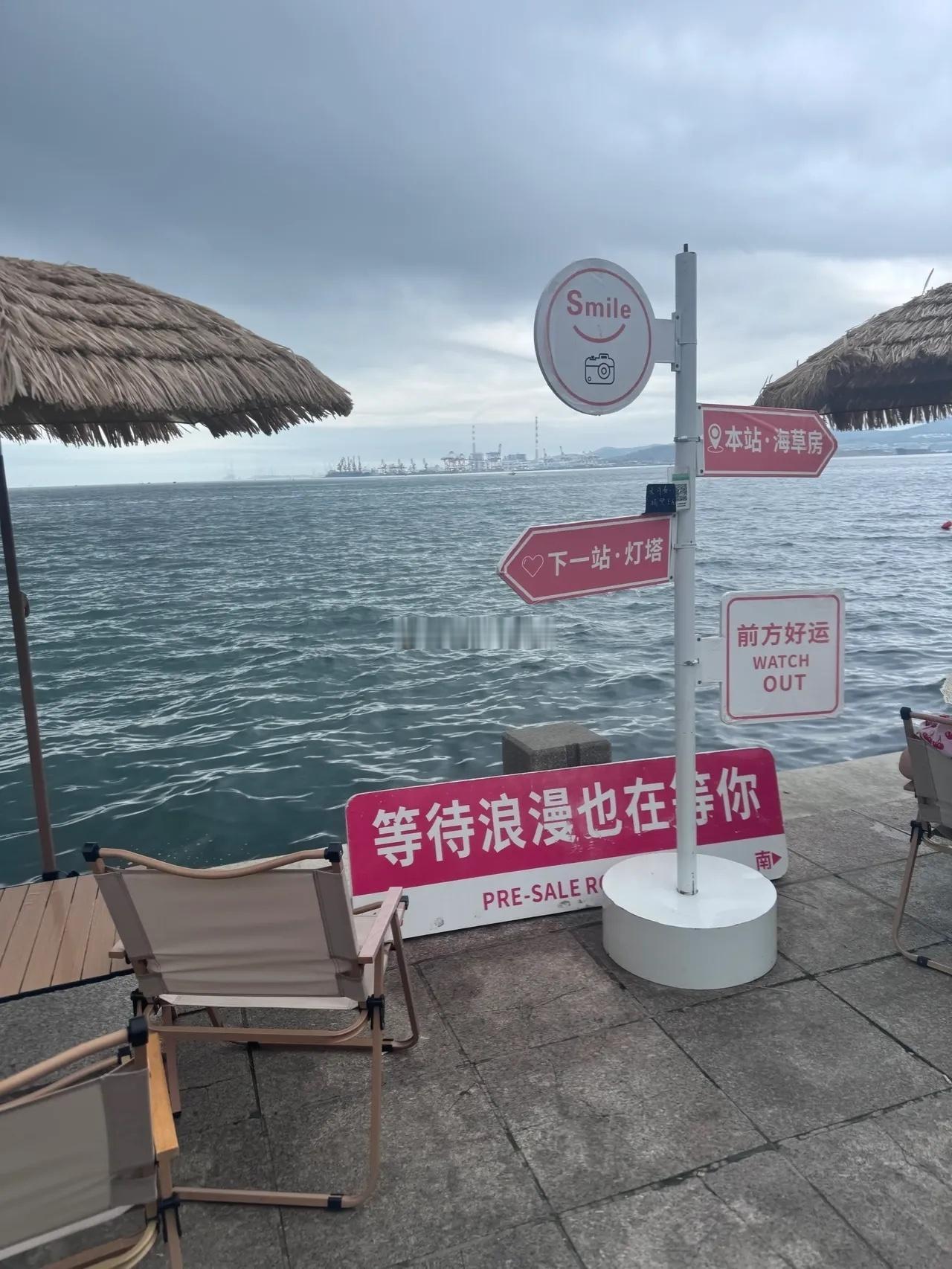 天蝎座的人平时看起来就比较高冷，比较难亲近，不太喜欢社交，确实他们也更喜欢安静不