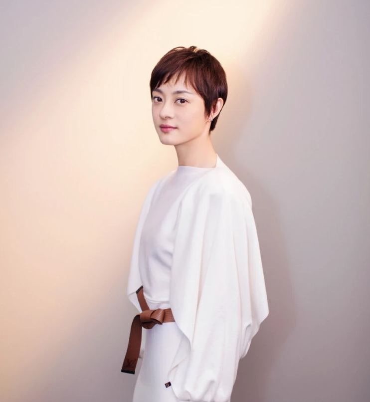 主持人问孙俪：“你年收入超过7000万，可亲生父亲一家还住在贫民窟，你为什么不