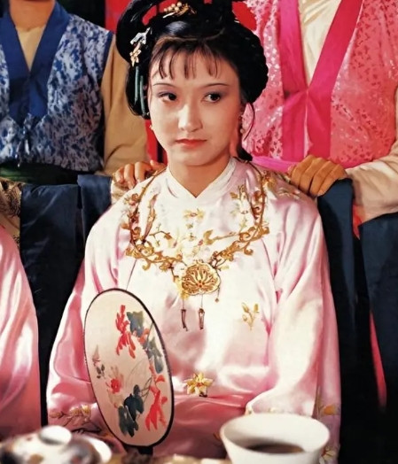 1985年，扮演迎春的金莉莉，偷偷考上了中戏，决定弃演。结果，峰回路转，夏明辉在