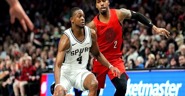 老大伤了，马刺就完了？恰恰相反。季后赛G3，文班亚马因伤缺阵...