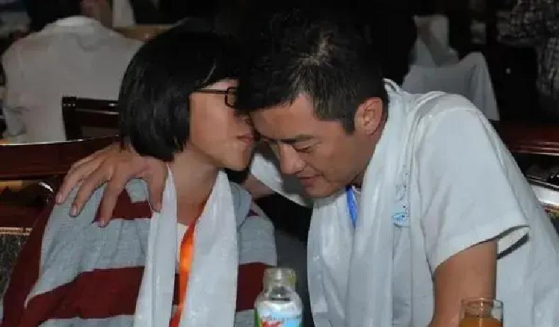 李亚鹏和窦靖童又一起被拍到，机场里小姑娘顺手帮他把外套拉链拉好，动作自然得像真父