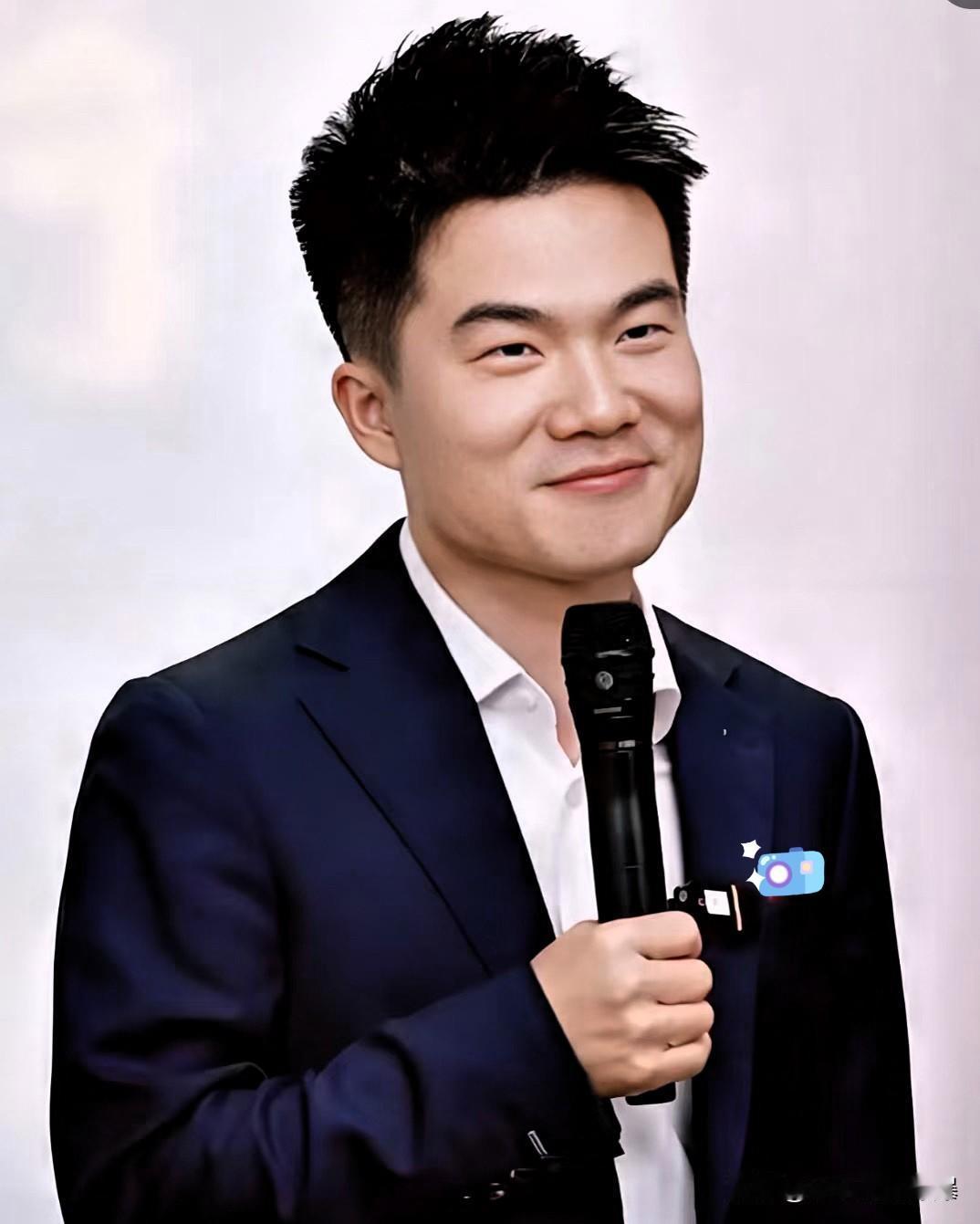 昨晚蹲在董宇辉直播间，差点没笑岔气。正卖着货呢，公屏上有人打出“衣冠禽兽”四