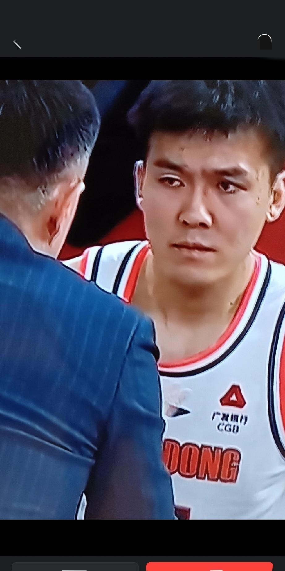 黄荣奇，一个防守尖兵，钢铁战士，却跟错人，入错队，就跟一个女人嫁错男人一样可怕。