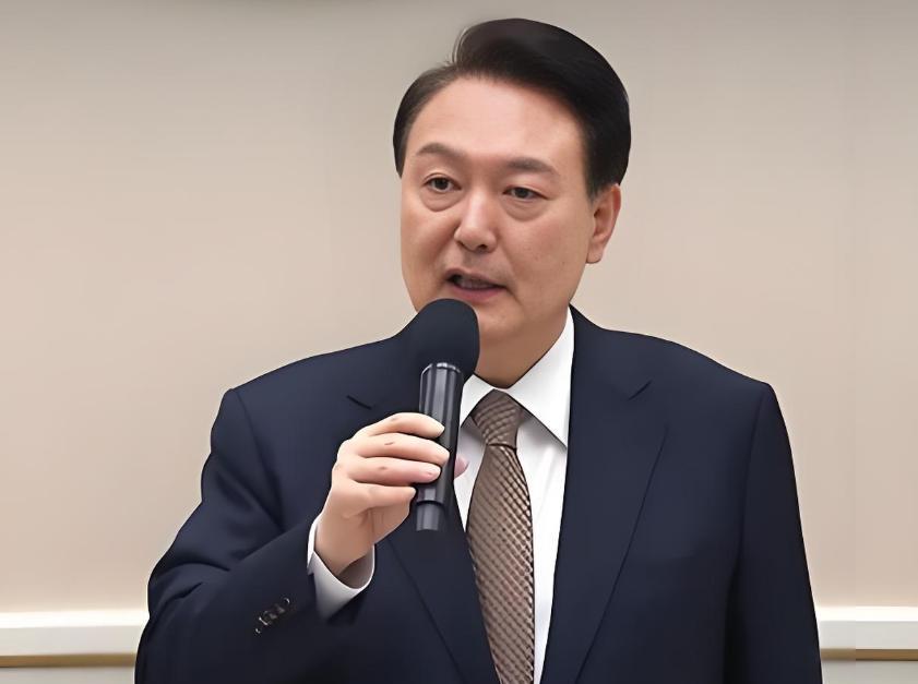 尹锡悦被捕后，似乎找到了对抗调查的新手段，蜗居在牢房不出来，鉴于其前总统的身份，