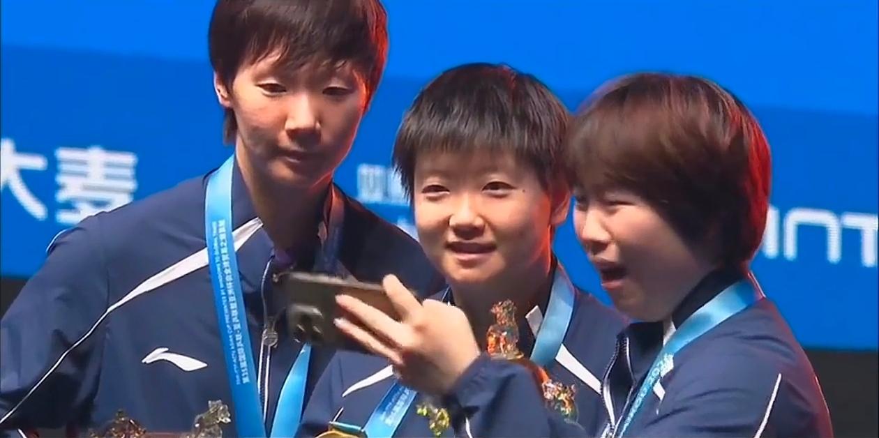 三人在领奖台上自拍的欢乐瞬间...★孙颖莎:嘴角上扬，眼神清澈，微