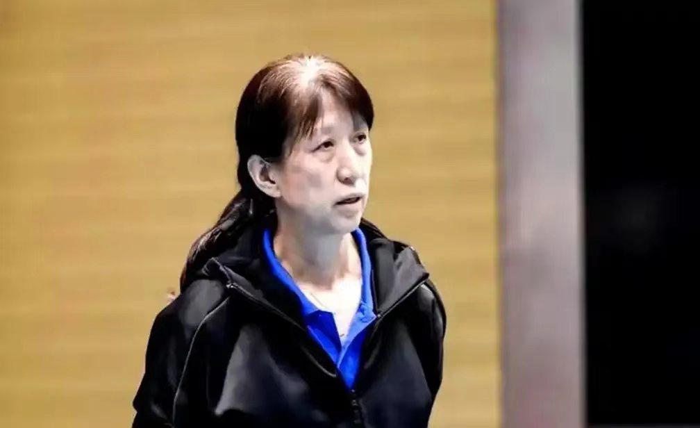 排管中心一把手赖亚文，这回是真硬气！放着全网高呼的朱婷不用，顶着亚锦赛冲奥的生死