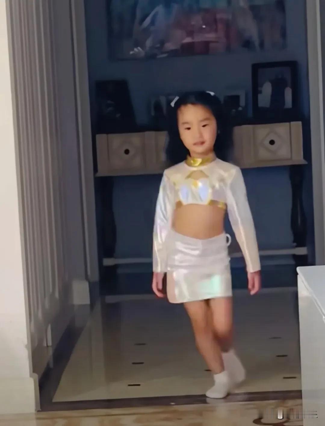 李亚鹏，最小的女儿在家走秀气场全开！近日，李亚鹏的小公主夏夏引发热议！起