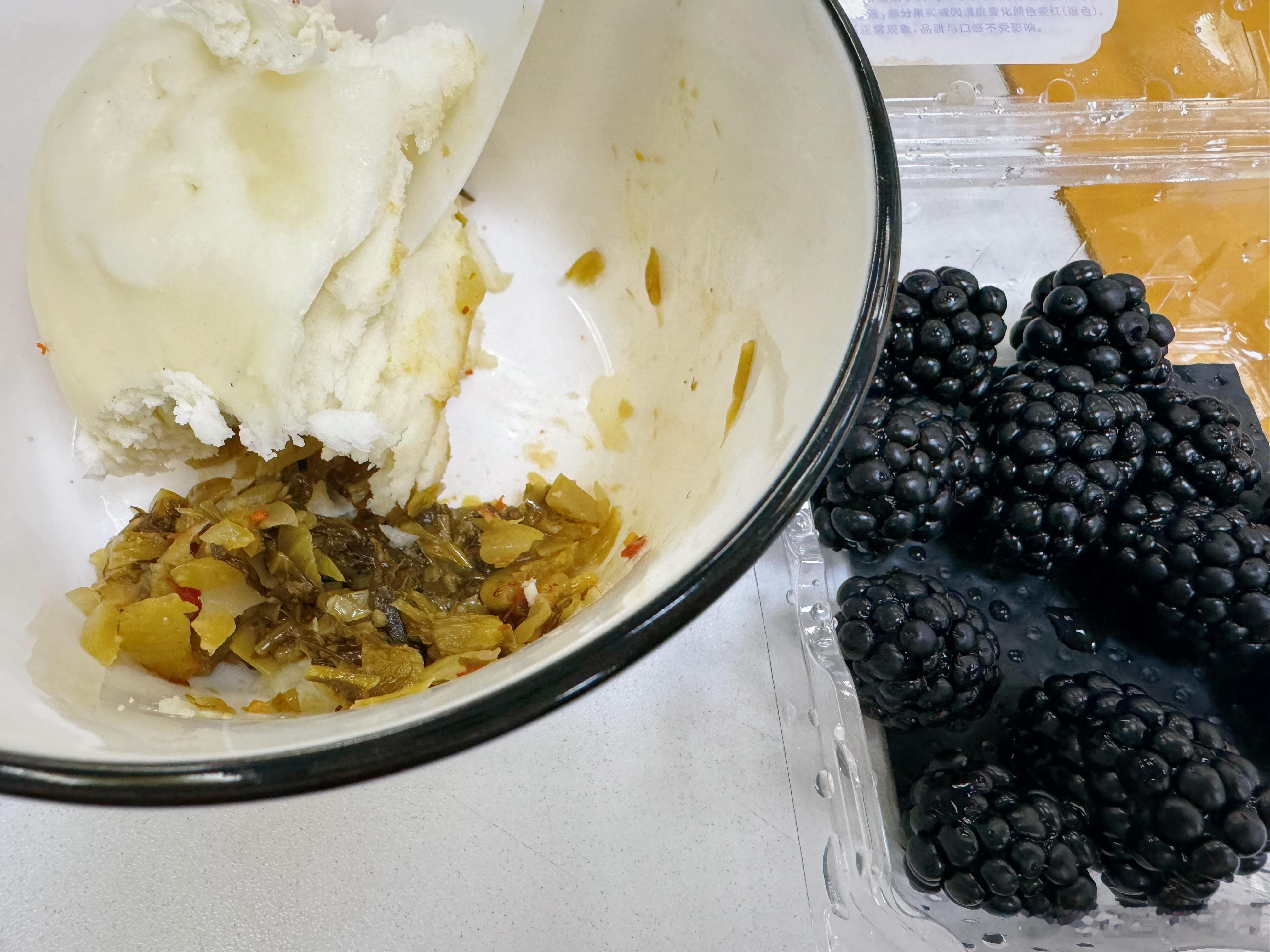 今天的晚餐，稍许艰苦了！！还有个白煮蛋吃掉了…