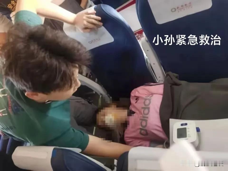 救命要紧，还是执业资格重要！大学生飞机上急救病人，却遭质疑老话说，救人一命，