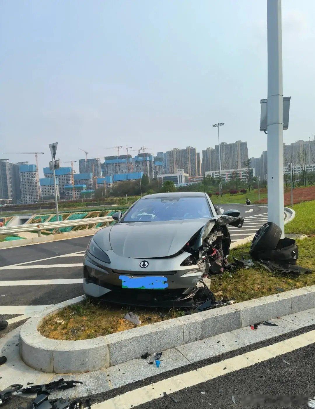 腾势iconZ9这事故，好好的车可惜了。气囊全弹出来了，前悬看着够粗壮，轮胎都