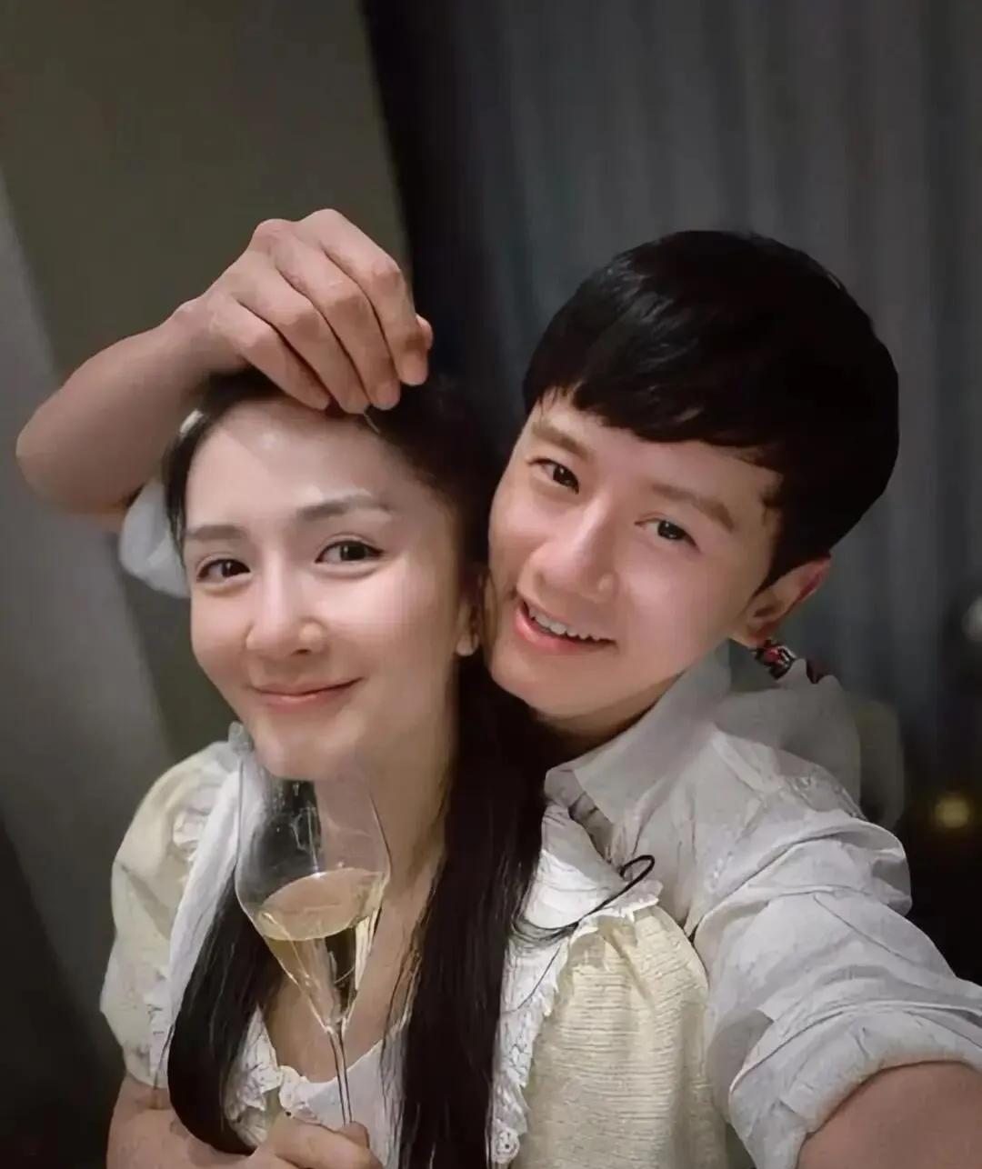救命！张杰又把浪漫玩明白了！5月6日凌晨，他独自直播为谢娜庆生，鲜花蛋糕铺满桌，