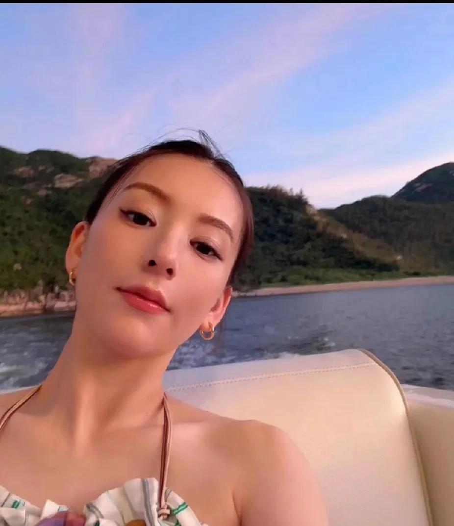 方媛三胎近照引热议，挺着孕肚带俩女儿出游的画面温馨动人，网友纷纷感叹其状态佳、家