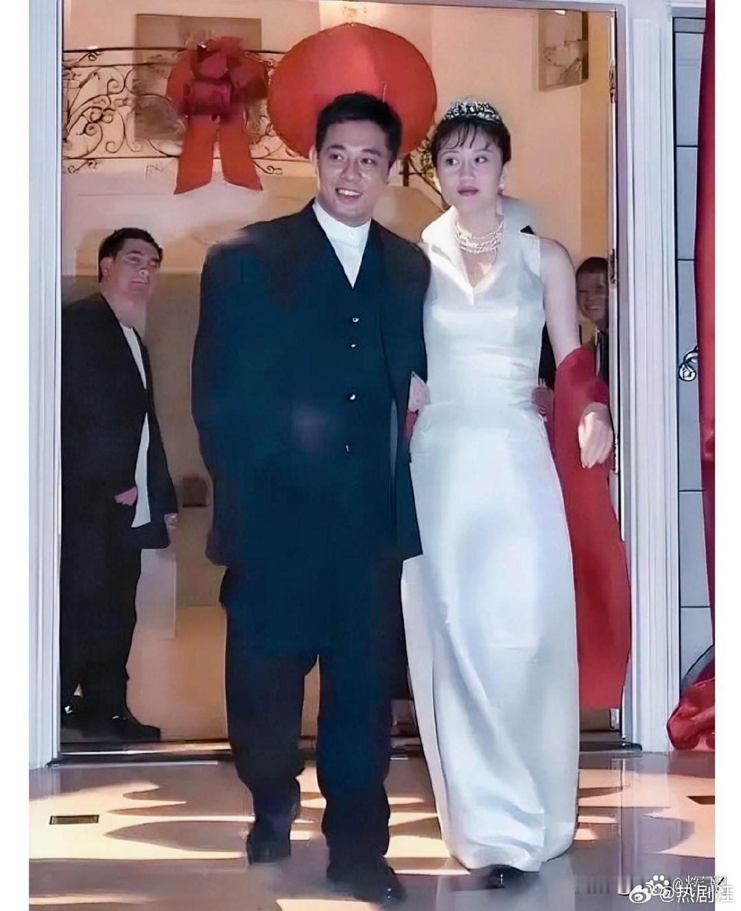新婚燕尔的李连杰和利智，这张照片摄于一九九九年美国洛杉矶，彼时李连杰三十六岁，利智三十八岁。​