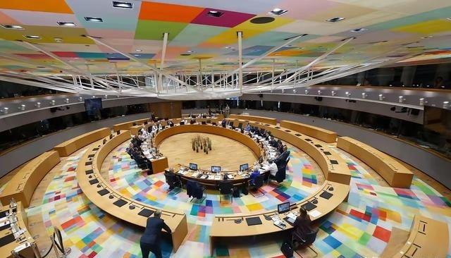 真不给泽连斯基面子！3月19日欧盟峰会上，泽连斯基正在发言，欧尔班直接起身离场，