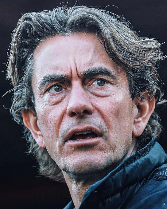 一场失控的强强较量。热刺队斗志可嘉，但西蒙斯和罗梅罗的鲁莽与暴躁令球队陷入困境，