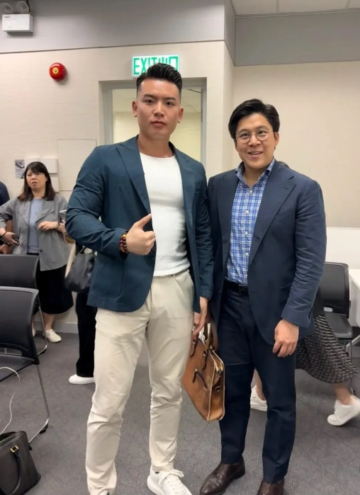 霍启刚，好节俭，公文包都这么破旧了也不换。