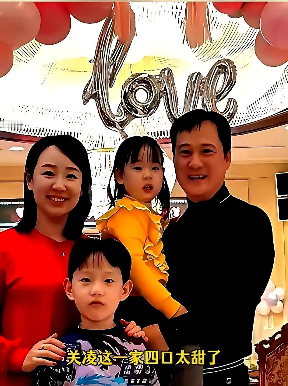 关凌老公的身份，终于藏不住了。最近她家全家福刷屏，都说男帅女美，其实远不止颜值