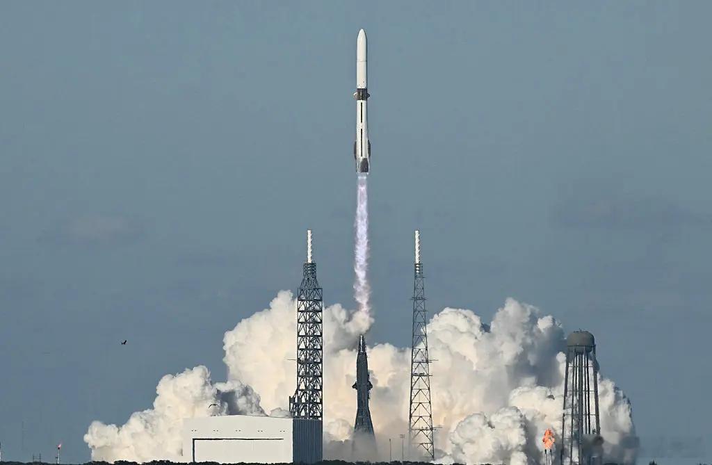 蓝色起源火箭成功部署双卫星回收助推器周四（11月13日），美国亿万富豪杰夫‧贝